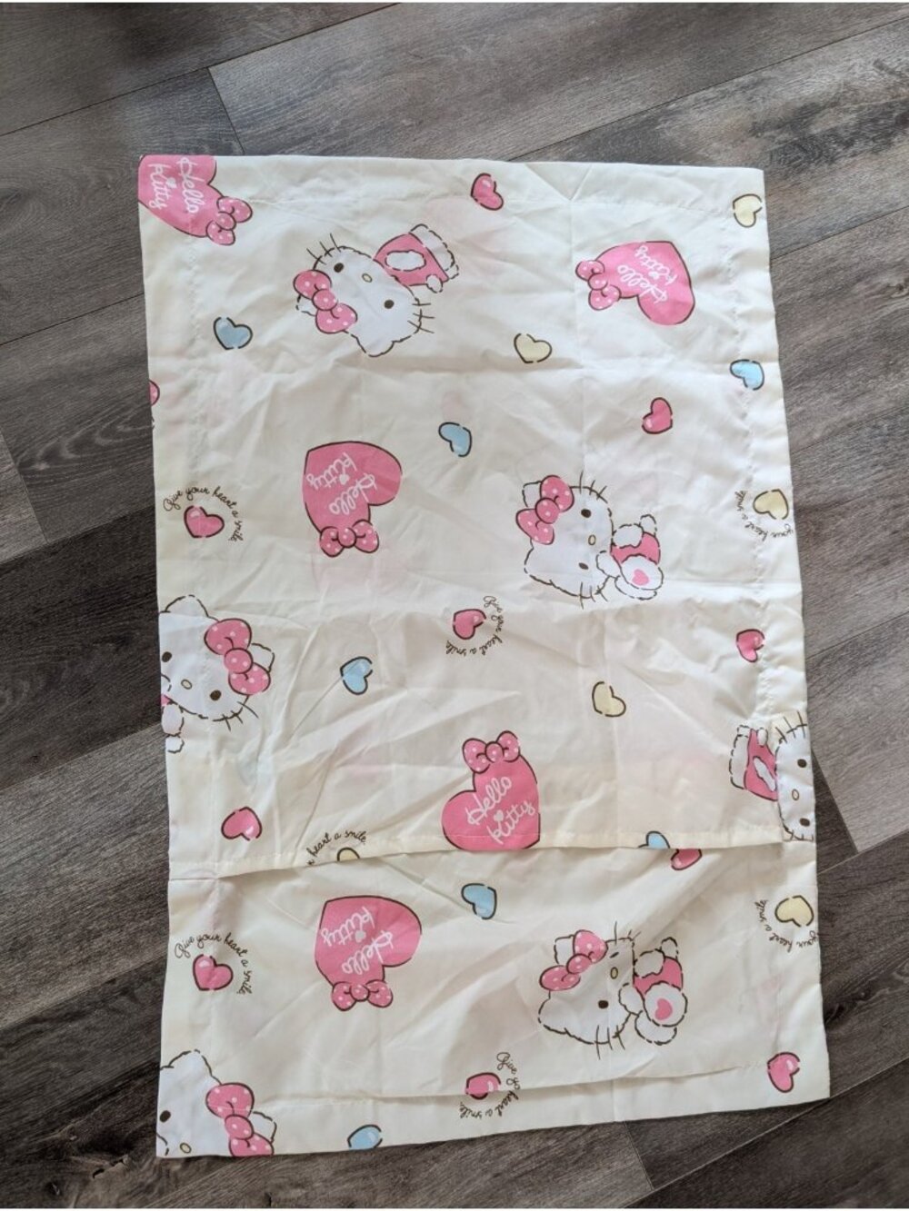 Hello Kitty Pillowcase – Soft Breathable Fabric, Cute Pink Hearts, 1‑Piece
